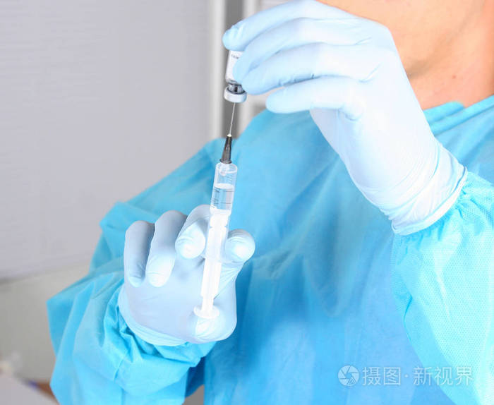 注射器,医用注射在手,手掌或手指.针药塑料注射设备.护士医生.