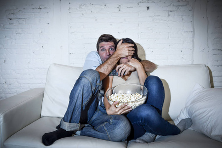 有吸引力的夫妇在家玩得开心享受观看恐怖电影电视剧