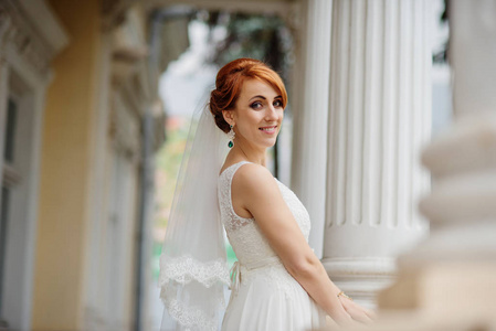 微笑着红色头发的新娘背景大列古董住宅建筑