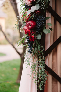 秋季婚礼组成的玫瑰 苹果 葡萄和 pomergranate