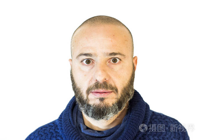 白色背景上的胡子的英俊秃顶男人