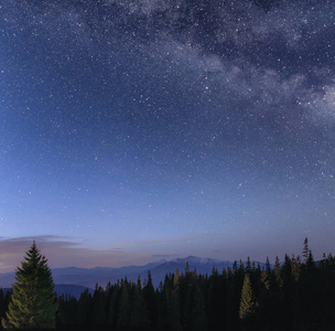 夜晚的天空，与银河山景色