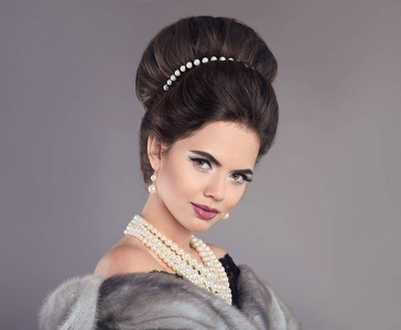 优雅的珍珠首饰 貂皮大衣的女士。时尚 portra