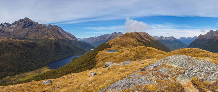 美丽的山脉，在新西兰 Routeburn 正轨的全景视图