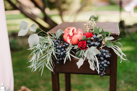 秋季婚礼组成的玫瑰 苹果 葡萄和 pomergranate