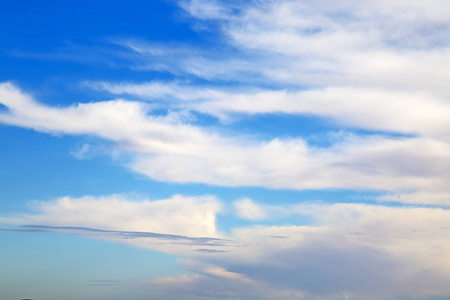 日出在彩色天空白云和抽象的背景