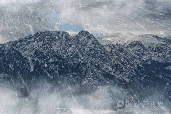 暴风雪和峰值 giewont 从扎科帕内市的意见