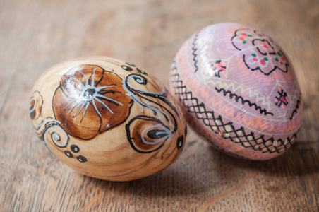装饰复活节鸡蛋在户外木制的桌子上
