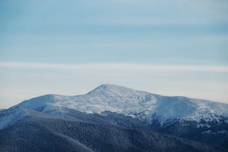 在早上的雪山峰