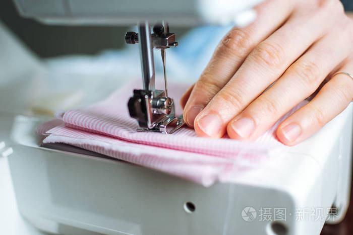 女人在缝纫机上工作