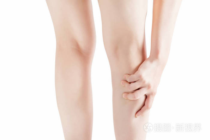 在白色背景上孤立女人小腿的急性疼痛.白色背景上剪切路径