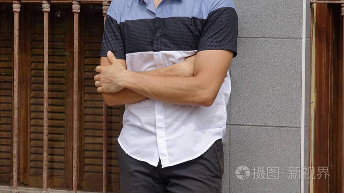 男性躯干交叉手臂