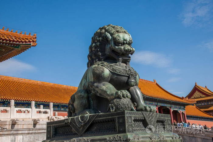 北京故宫博物馆太和殿门前的铜狮子一对