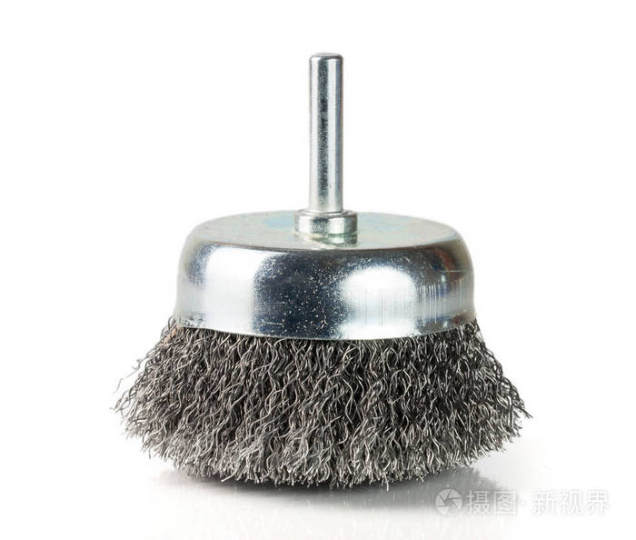 金属刷上钻要删除孤立的白色背景上的锈