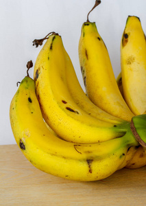 串成熟的香蕉