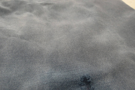 灰色织物表面，有修边孔，用作背景