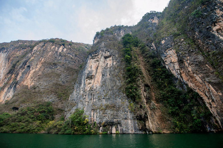 重庆巫山大宁河河三三峡峡谷图片