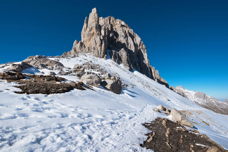 西班牙坎塔布里亚尖山冬季景观图片