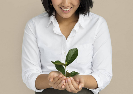 亚洲女人举行绿色工厂