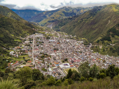 鸟瞰图巴诺斯镇的 Ecuadorbanos 镇，厄瓜多尔