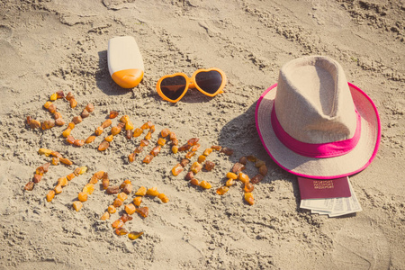配件享受日光浴和护照与货币美元在上海滩，夏天时间的沙子上题字夏季时间