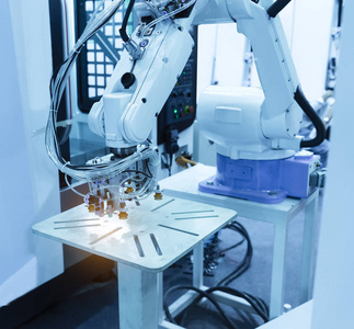自动机器人在装配生产线在工厂工作。智能事实上