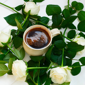 黑咖啡 白玫瑰，白木背景的 cup