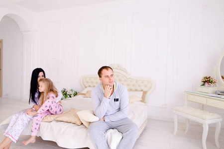 年轻的家庭争吵，丈夫的妻子和女儿坐在 wh