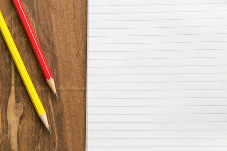 用铅笔在木桌子上，经营理念的空白笔记本