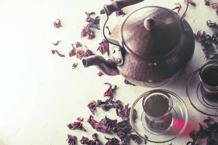 在土耳其风格的红色木槿花茶