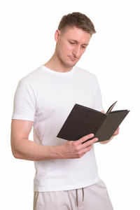 英俊的白种人男子阅读书