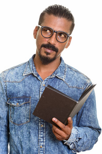年轻的印度裔男子阅读思维则是一本书