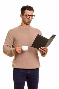 年轻英俊的白种人男子按住咖啡 c 阅读本书