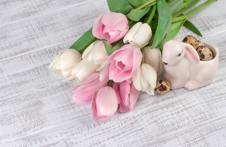用鸡蛋 春天郁金香和旧木桌上的瓷复活节兔子复活节组成