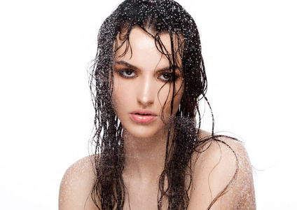 湿漉漉的头发，自然的妆扮的美丽女人