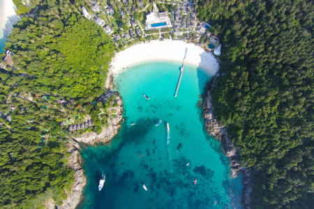 大海与棕榈取自无人机的热带海滩。塞舌尔群岛著名鲨鱼海滩空中照片增强颜色处理