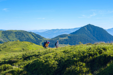 旅行者父亲和儿子一起背包去沿着山脊