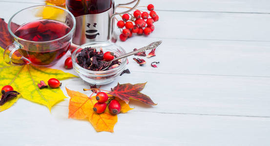 静物杯水果茶，水壶上秋天的落叶