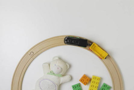 玩具架玩具 塑料积木和玩具火车在白色的背景