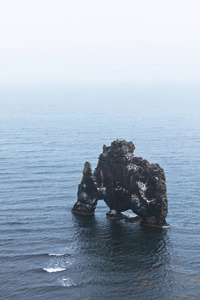 Hvitserkur 在冰岛海岸附近的大海中的岩石