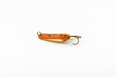 展览的盗版复制品的金属勺子饵钓鱼。鱼饵钓鱼在匙子带钩在白色背景上的形状