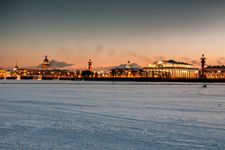 圣彼得堡。在一个冬夜, 瓦西里耶夫斯基岛的吐口水