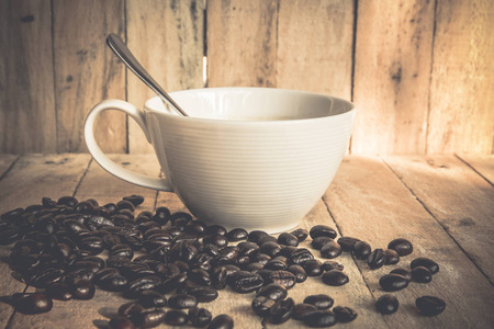 杯咖啡和咖啡豆旧木制背景上