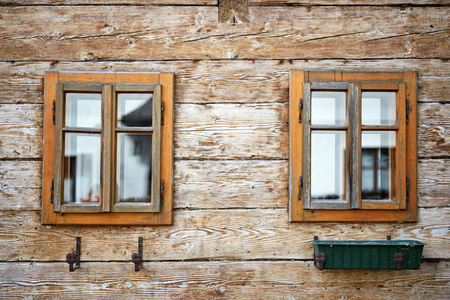 在古色古香的老 windows 房屋建筑