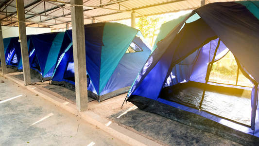 蓝色帐篷露营在亭子