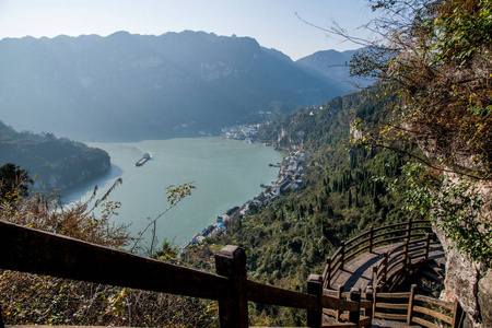 湖北夷陵长江三峡光影峡山走廊图片