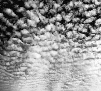 在阿曼蓬松多云的天空和空的空间