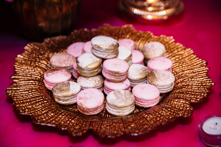 糖果酒吧在一个花瓶，粉红色，蛋白杏仁饼干，蛋糕和蛋糕 节日 生日 装饰，装饰香草，手工板桌上的棉花糖