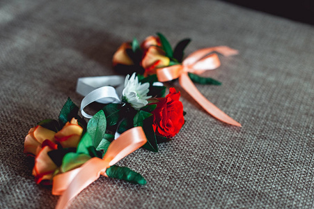 三个小小的婚礼胸花玫瑰用丝带图片
