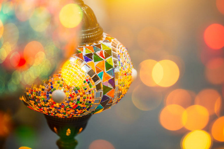 美丽色彩的光散景的土耳其灯